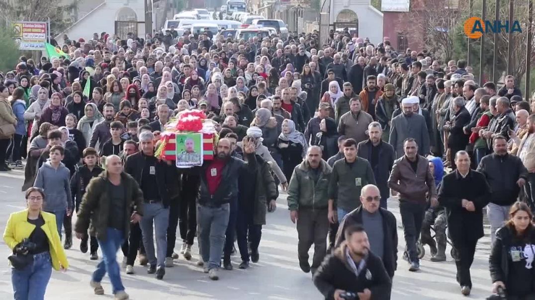 "سننتصر بتكاتفنا" رسالة أهالي قامشلو خلال مراسم تشييع شهيد