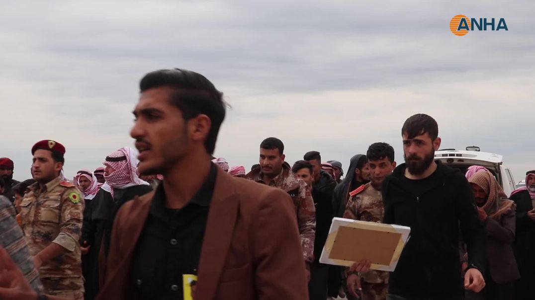 أهالي الرقة خلال مراسم تشييع: ماضون على طريق الشهداء في تحرير كل شبر من أراضينا