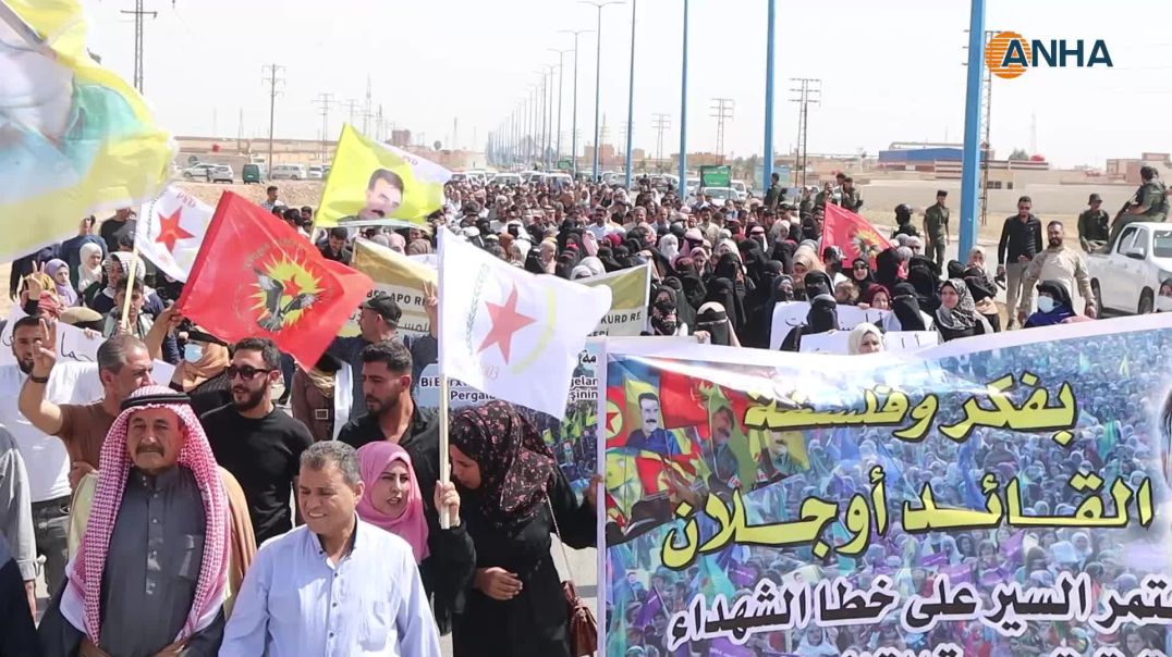 مسيرة حاشدة في مقاطعة دير الزور ضد هجمات الاحتلال التركي وللمطالبة بحرية القائد عبدالله أوجلان