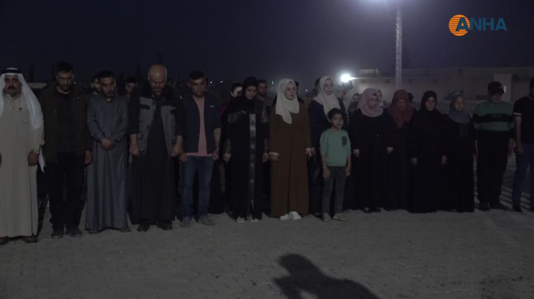 عشية عيد الشهداء أهالي منبج يشعلون الشموع على أضرحتهم