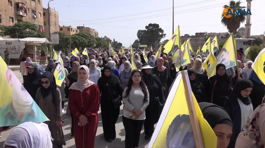 ⁣أهالي الطبقة يخرجون في مسيرة منددة بالعزلة على القائد والهجمات التركية