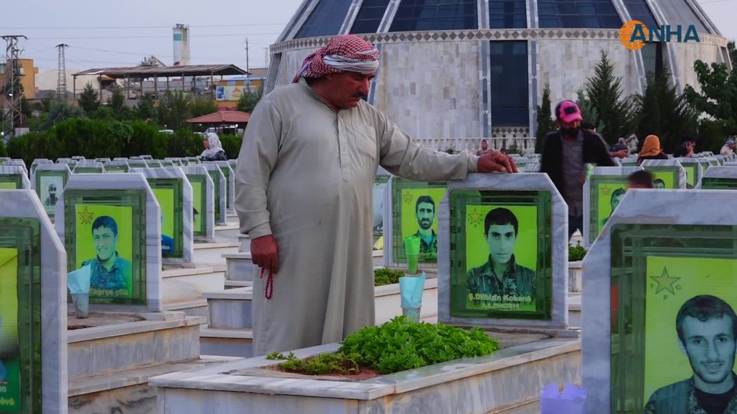 عشية يوم الشهداء أهالي شمال وشرق سوريا يوقدون الشموع على أضرحتهم - كوباني