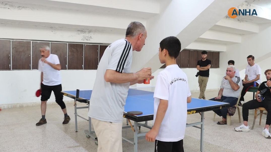 لاعب صغير مضربه يخطف الأنظار في لعبة كرة الطاولة