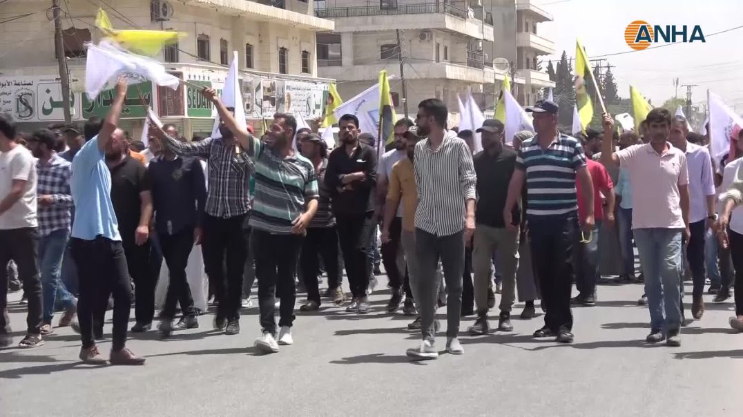 مسيرتان جماهريتان في الرقة ومنبج تنديداً بالعزلة المفروضة على القائد