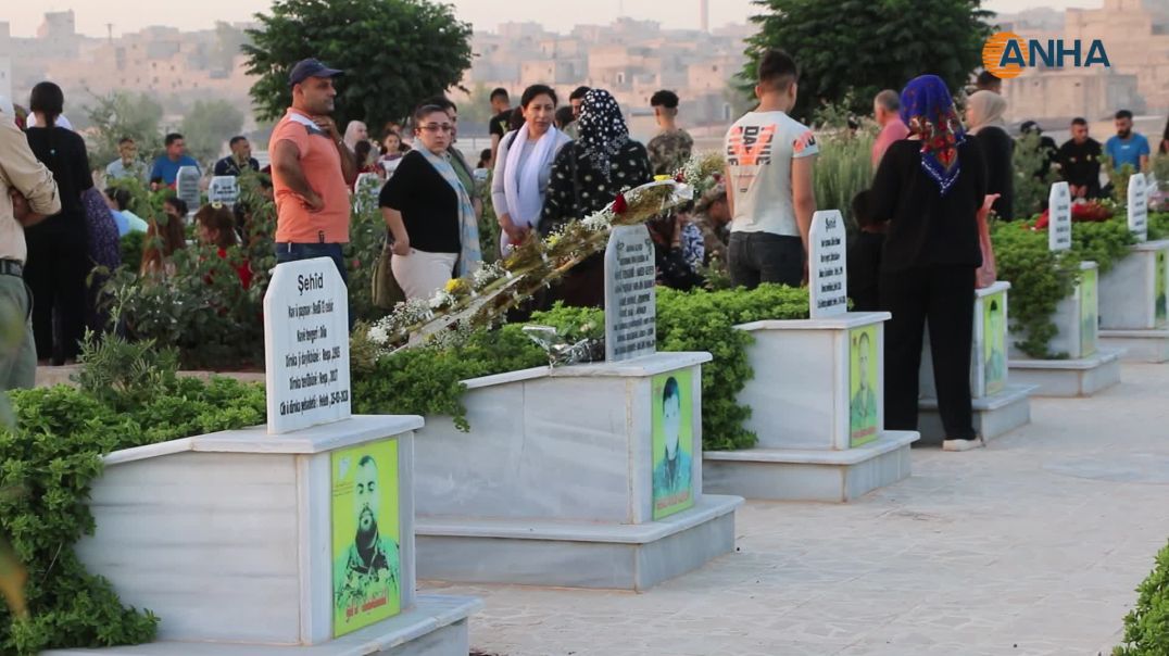 أهالي شمال وشرق سوريا يستقبلون العيد بزيارة الشهداء-حلب