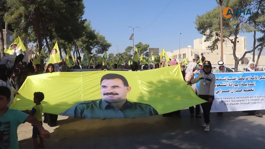 ⁣أهالي الرقة ينددون بنظام التعذيب والإبادة بحق القائد عبد الله أوجلان في سجن إمرالي