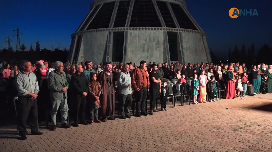 Di roja şehîdan de şêniyên Kobanê mûm li ber serê şehîdan vêxistin