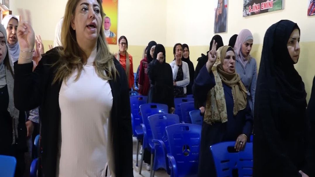 عرض سنفزيون في الطبقة يجسّد فكر القائد عبد الله أوجلان حول حرية المرأة