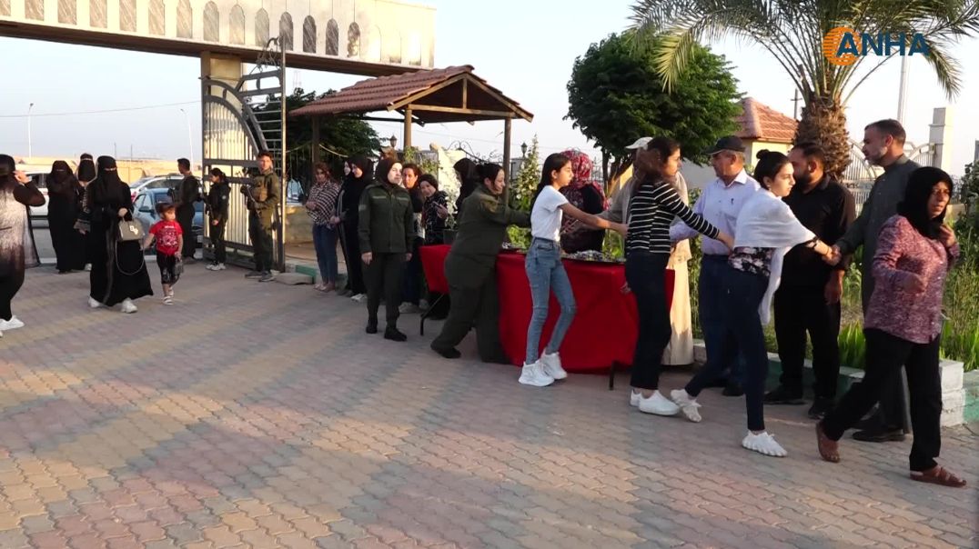 العيد يبدأ بزيارة أضرحة الشهداء في إقليم شمال وشرق سوريا-طبقة