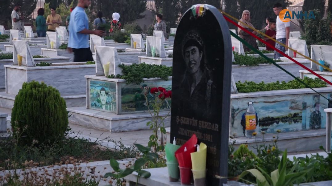 ⁣شمال وشرق سوريا يزيّن أضرحة شهدائه بالشموع والورود في ليلة عيد الأضحى