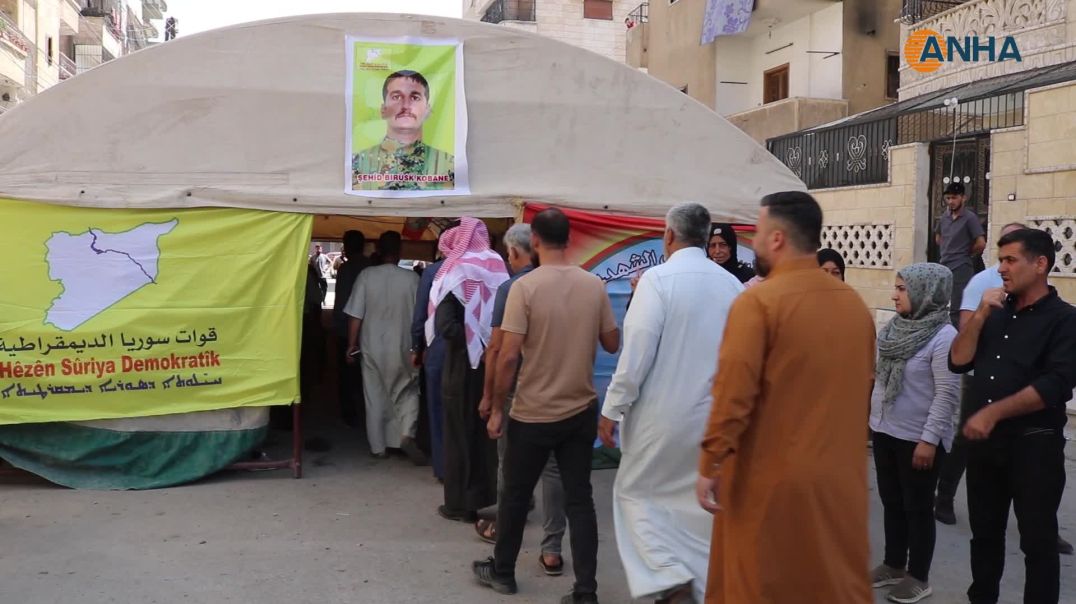 تقديم واجب العزاء لذوي مقاتل من قسد في مقاطعة الرقة