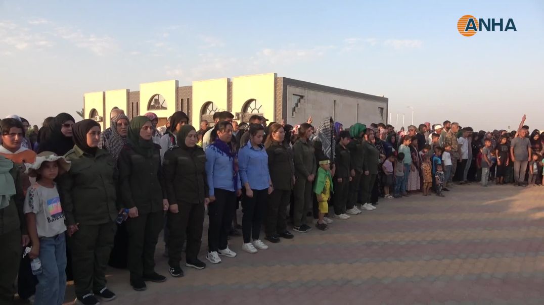 ⁣أهالي الطبقة يشيعون جثمان مقاتل من جبهة الأكراد