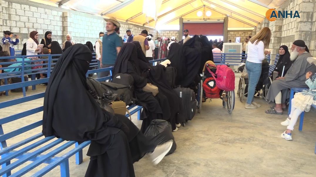 إدارة مخيم الهول تسيّر رحلة عودة طوعية لـ 127 نازحاً إلى الرقة وحلب وإدلب