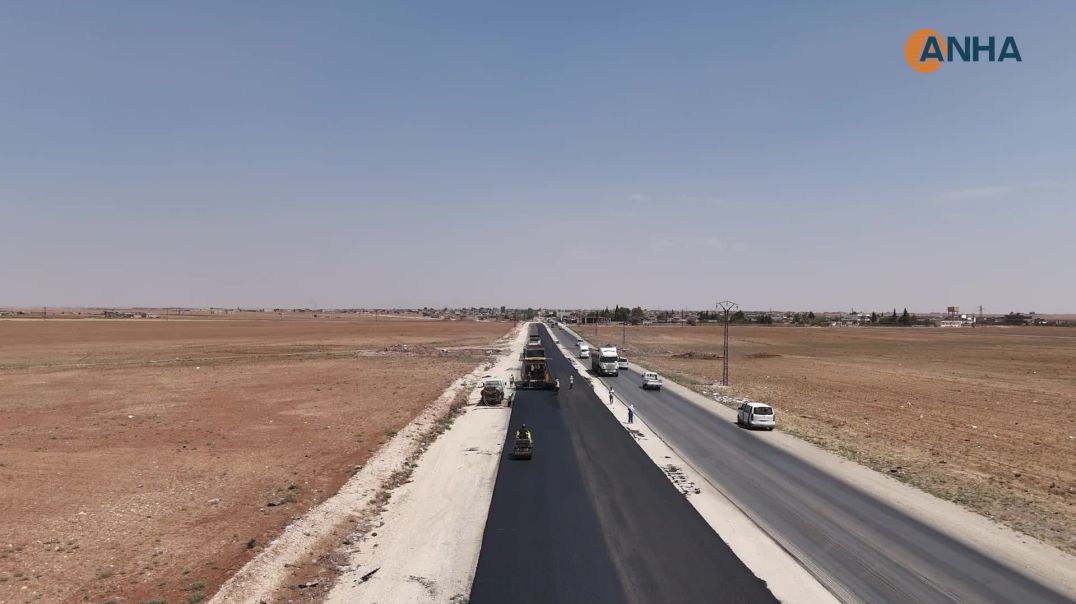 عمال يكافحون تحت شمس لاهبة لإنهاء أعمال إنشاء أوتوستراد قامشلو - ديرك
