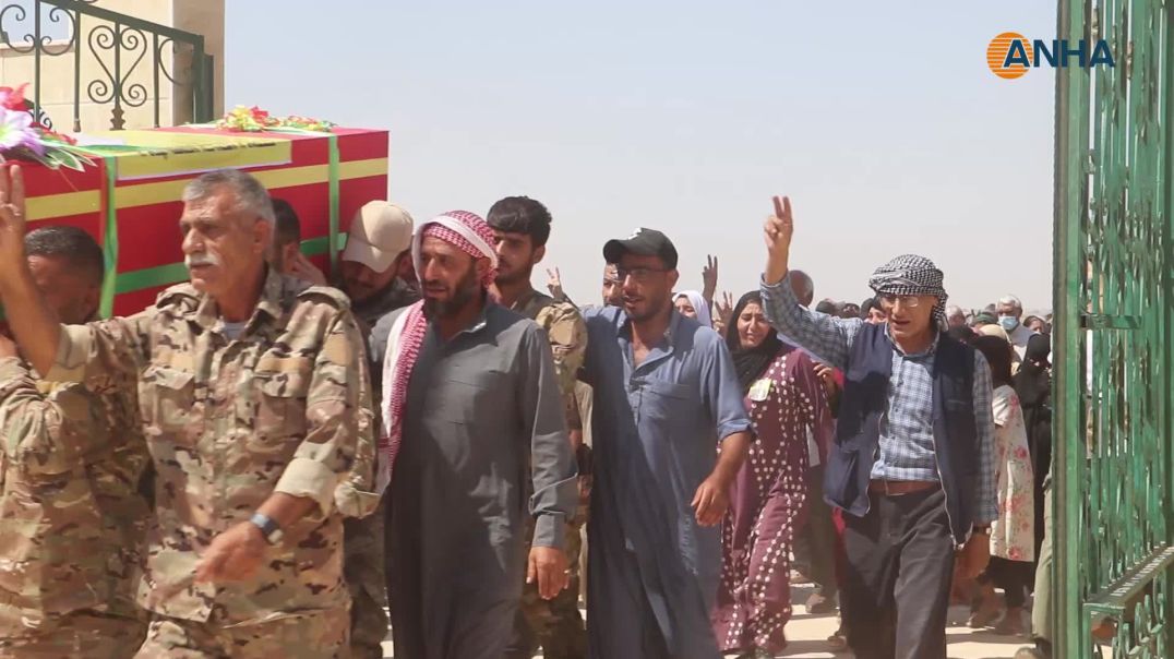 تشييع جثمان مقاتل من قسد في مقاطعة الرقة
