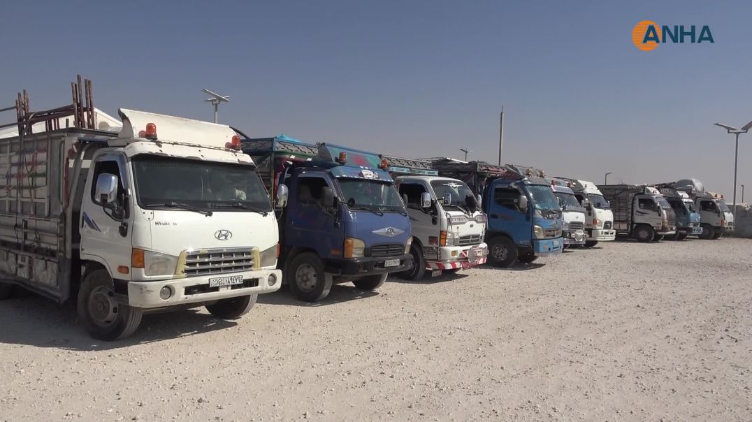 انطلاق أولى دفعات النازحين من مخيم المحمودلي نحو دير الزور