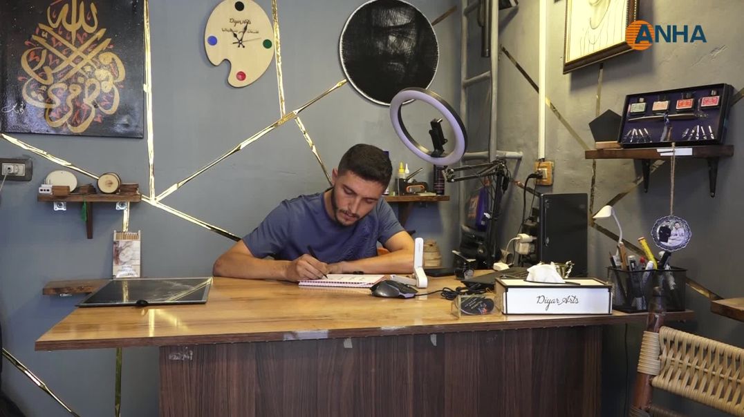 رسام حول الخيط والمسمار إلى لوحات تنطق بالحياة والهوية