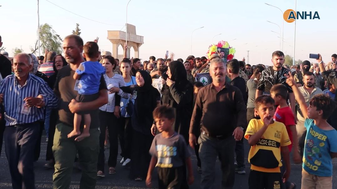 ⁣تشييع جثمان مقاتل من قوات تحرير عفرين في الطبقة