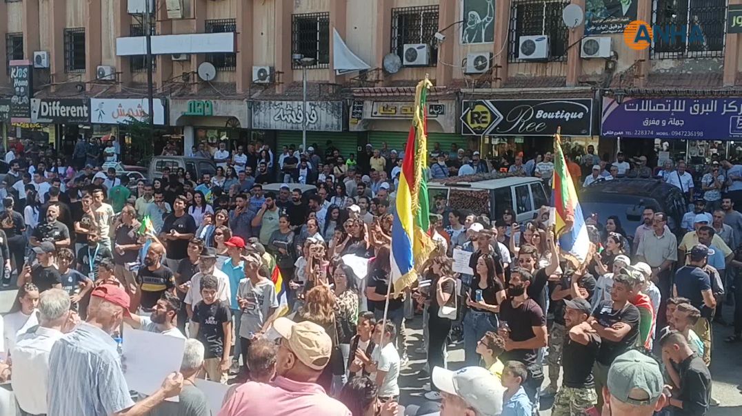 مظاهرة في السويداء تطالب بحق تقرير المصير وتحرير المختطفين والمختطفات