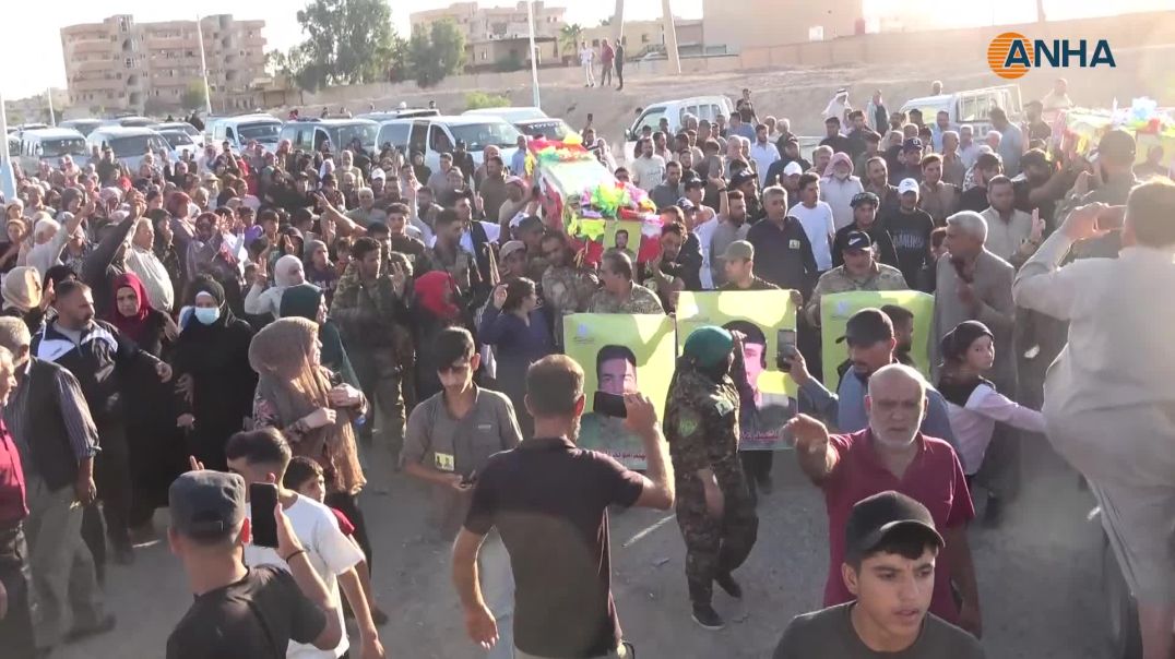 ⁣تشييع جثماني مقاتلين من قسد في مقاطعة الطبقة