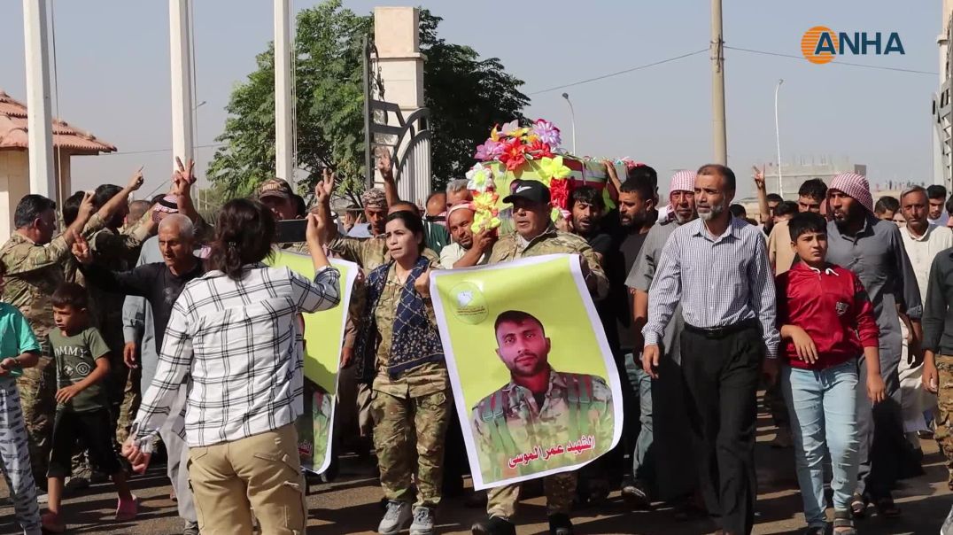 ⁣تشييع جثمان مقاتل من قسد إلى مثواه الأخير في الطبقة