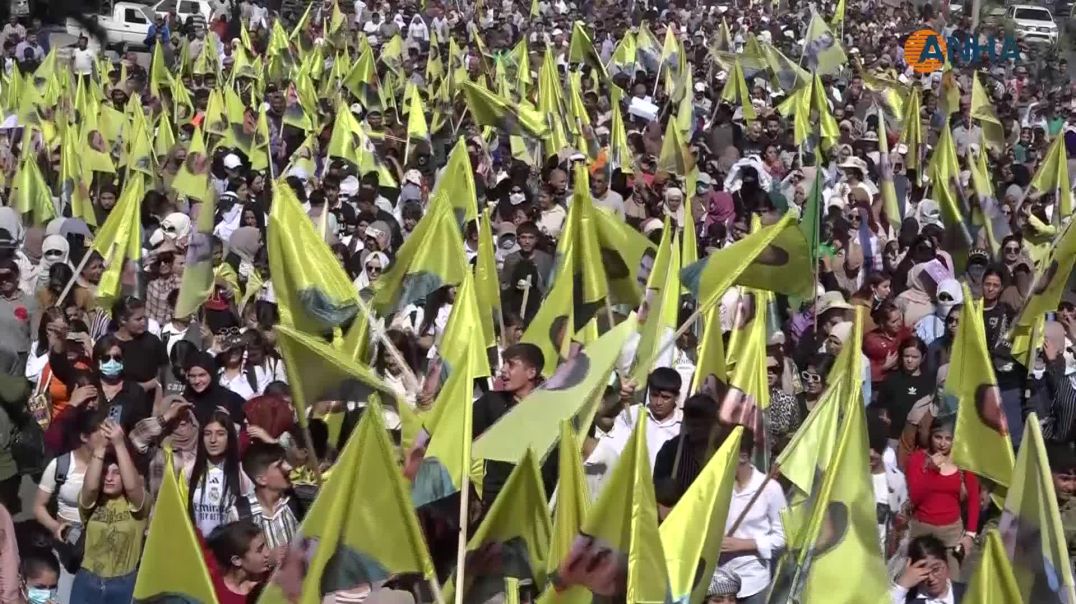 ⁣آلاف المتظاهرين يجددون العهد بالحرية في الذكرى الـ 27 للمؤامرة الدولية بحق القائد - الحسكة