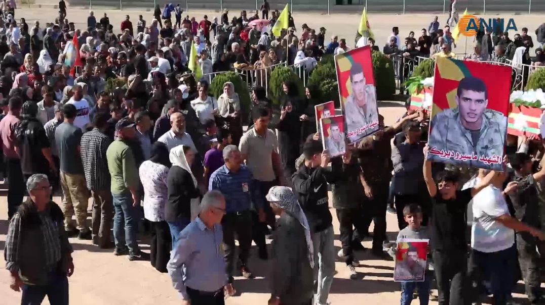 جثمان مقاتل في قوات الحماية الذاتية يوارى الثرى بديرك