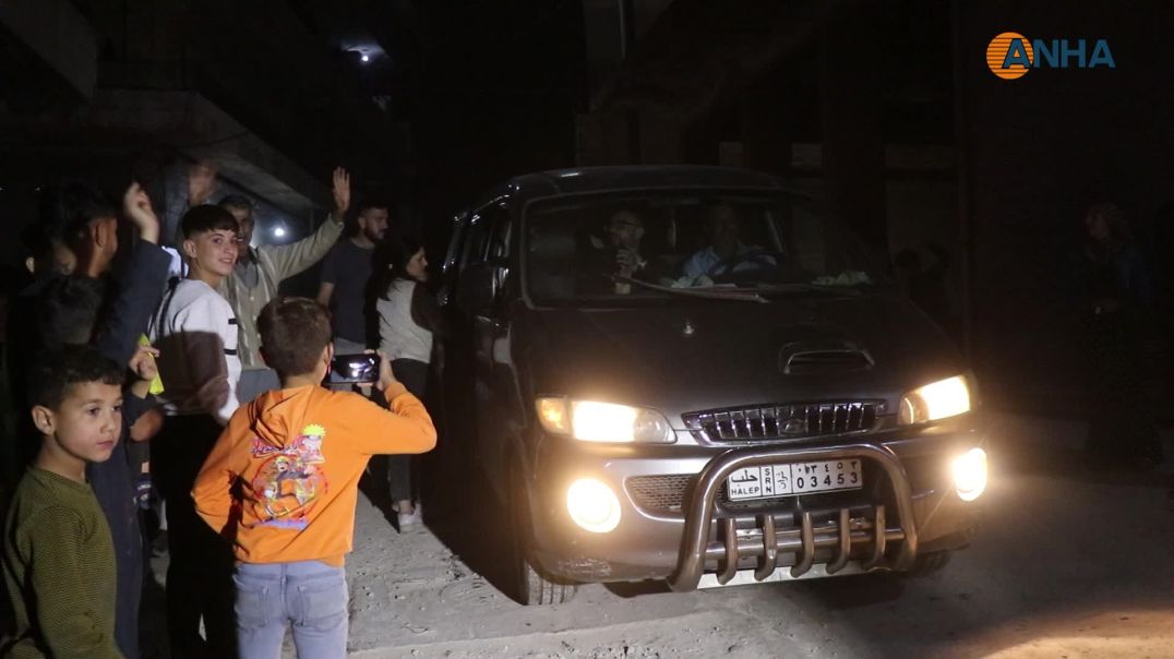 المناضل محمد رمزي يصل حي الشيخ مقصود بعد إطلاق سراحه