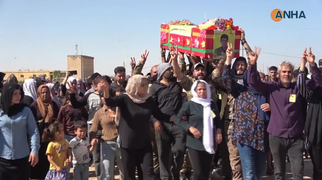 ⁣تشييع جثمان مقاتل قسد في مقاطعة الطبقة
