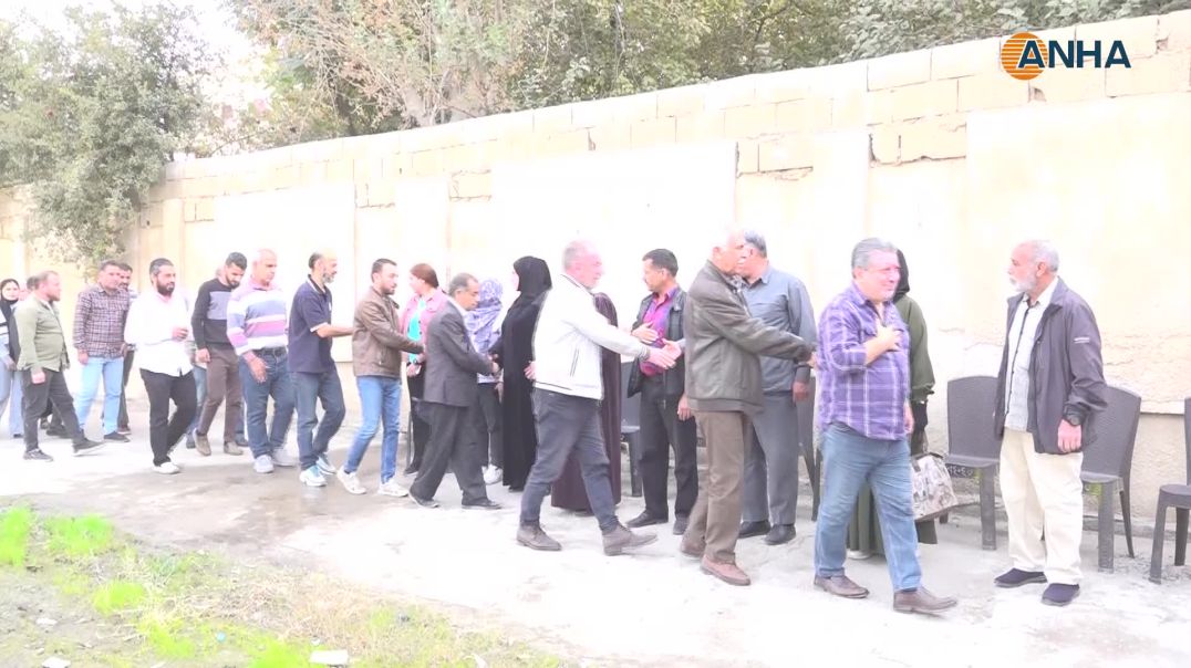 تقديم واجب العزاء لذوي شهيد في الرقة