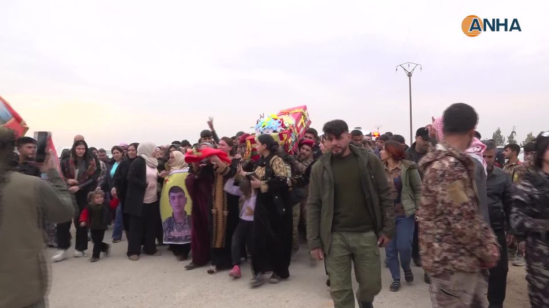 ⁣تشييع جثمان مقاتل من قسد في الرقة إلى مثواه الأخير