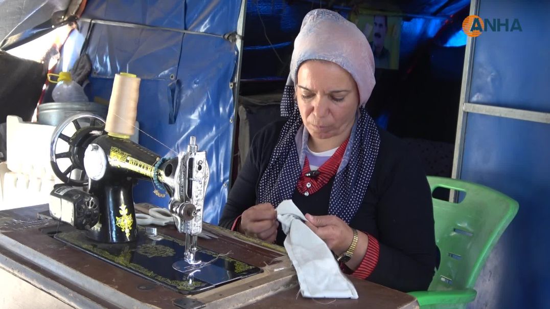 الخياطة الوحيدة في مخيم بالطبقة تواجه الحياة بخيوطها وإبرها