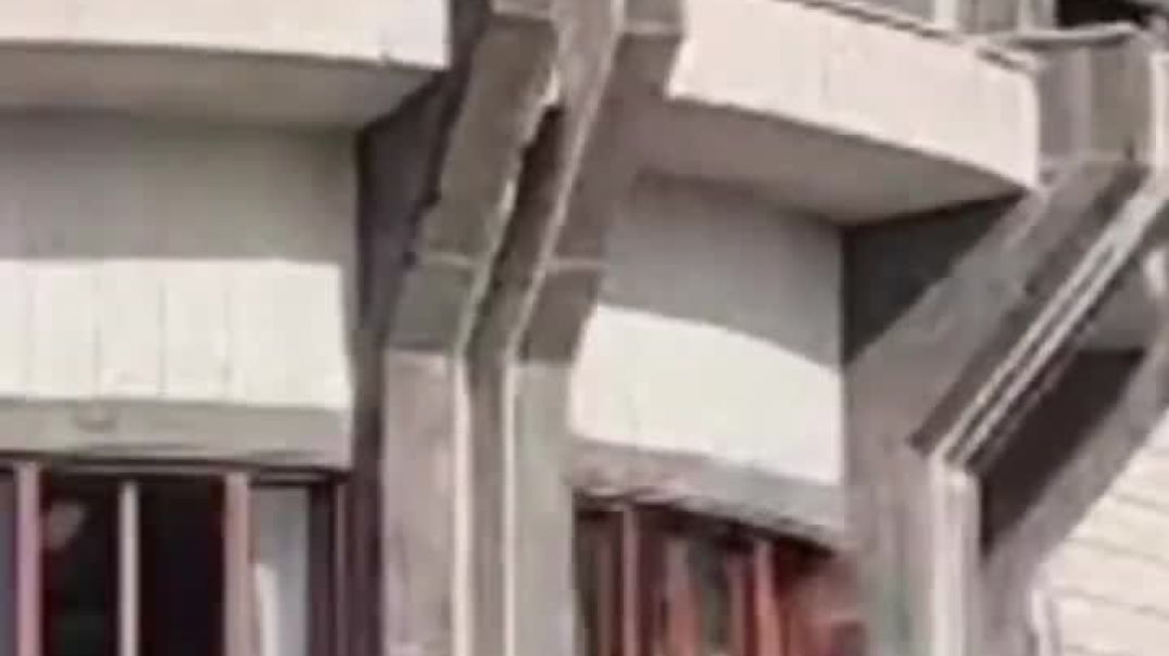 متظاهرون يزيلون كلمة “محافظة” من على مبنى السرايا في السويداء