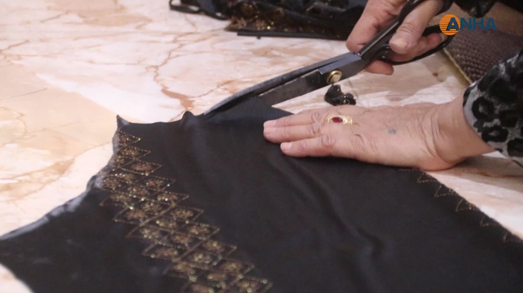 ⁣خياطة من عامودا تنسج بخيوطها قصة نضال وإبداع نسوي