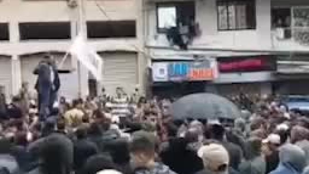 اعتداء على ممتلكات المدنيين في اللاذقية وخروج مظاهرة رفعت شعارات طائفية في طرطوس