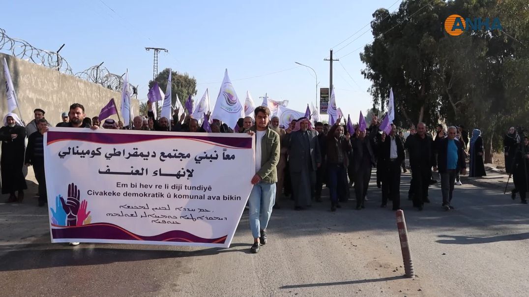 مئات الرجال في إقليم شمال وشرق سوريا يتظاهرون ضد العنف بحق المرأة-طبقة