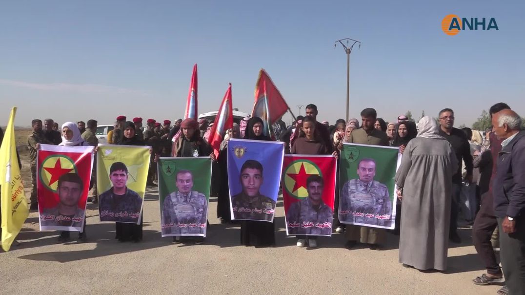 ⁣تشييع جثمان مقاتل ومراسم غيابية لأربعة آخرين في الرقة