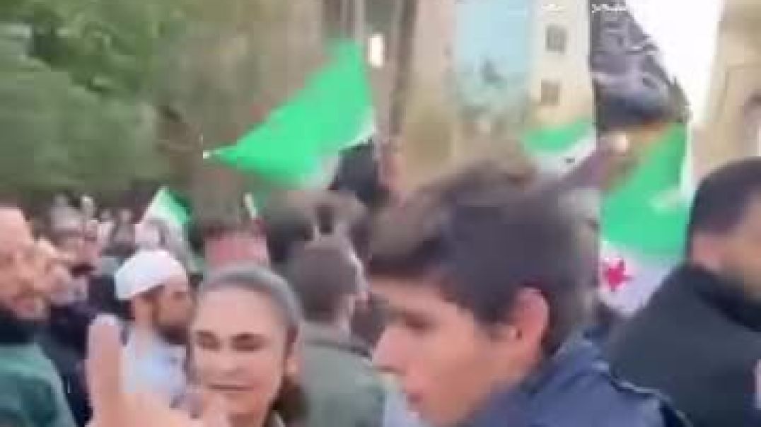 مؤيدون للحكومة الانتقالية يحاولون إسكات فتاة اعترضت على رفع "راية جهادية"