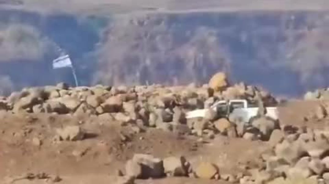 جنود يرفعون علم إسرائيل غرب درعا