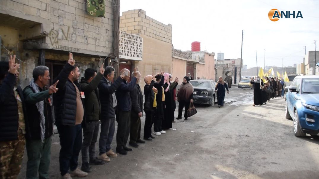 تقديم واجب العزاء لذوي مقاتل من قوات الدفاع الشعبي في الرقة 