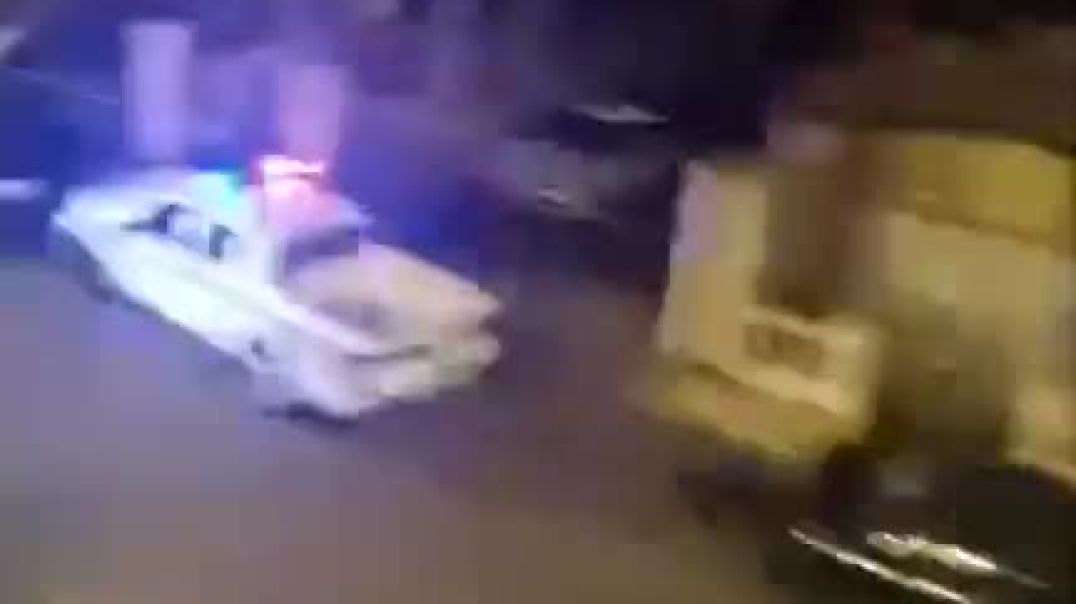 امرأة توثّق محاولة اقتحام منزلها بالقوة من قبل مسلحين