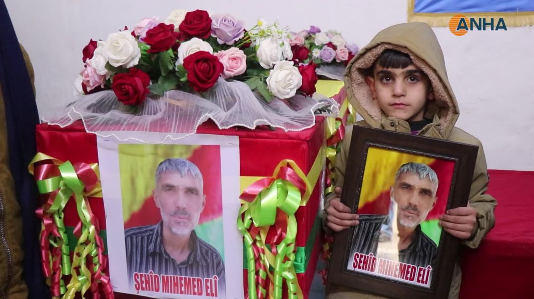 ⁣أهالي حلب ومهجّرو عفرين يشيّعون جثمان شهيد ضحية التعذيب الوحشي