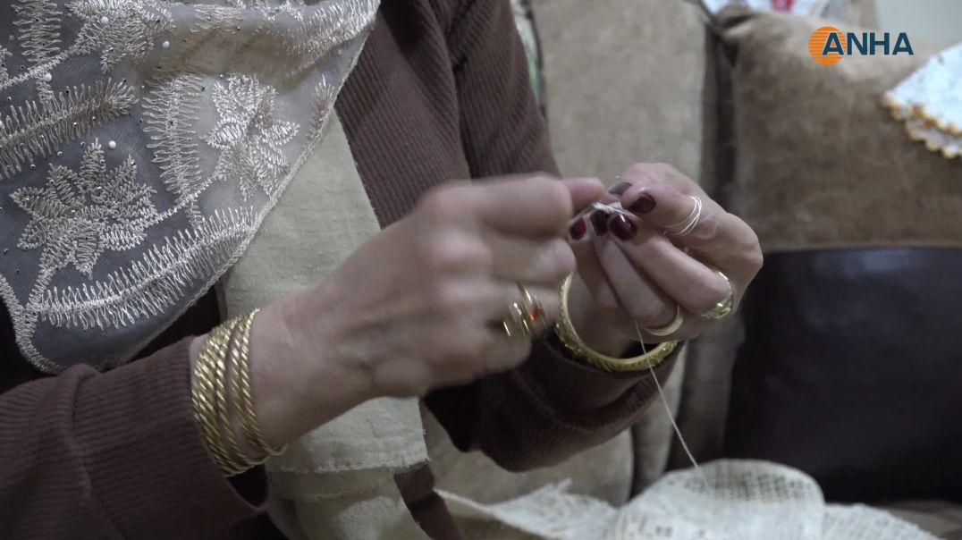 امرأة تنسج ذاكرة مدينة بخيوطٍ تقاوم الزوال