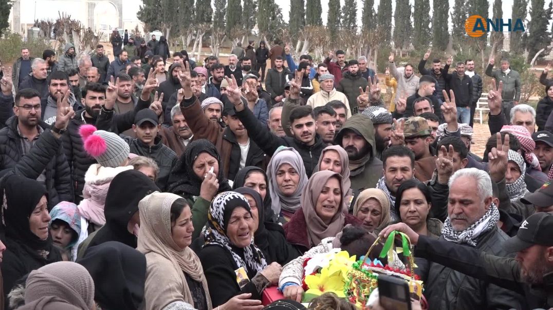 ⁣تشييع جثمان مقاتل من قسد إلى مزار الشهيد رستم جودي