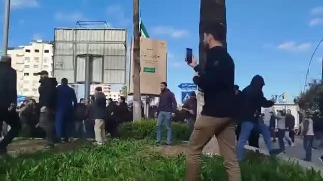 مقاطع مصوّرة تكشف اعتداءات الحكومة الانتقالية ضد محتجّي الداخل والساحل السوري