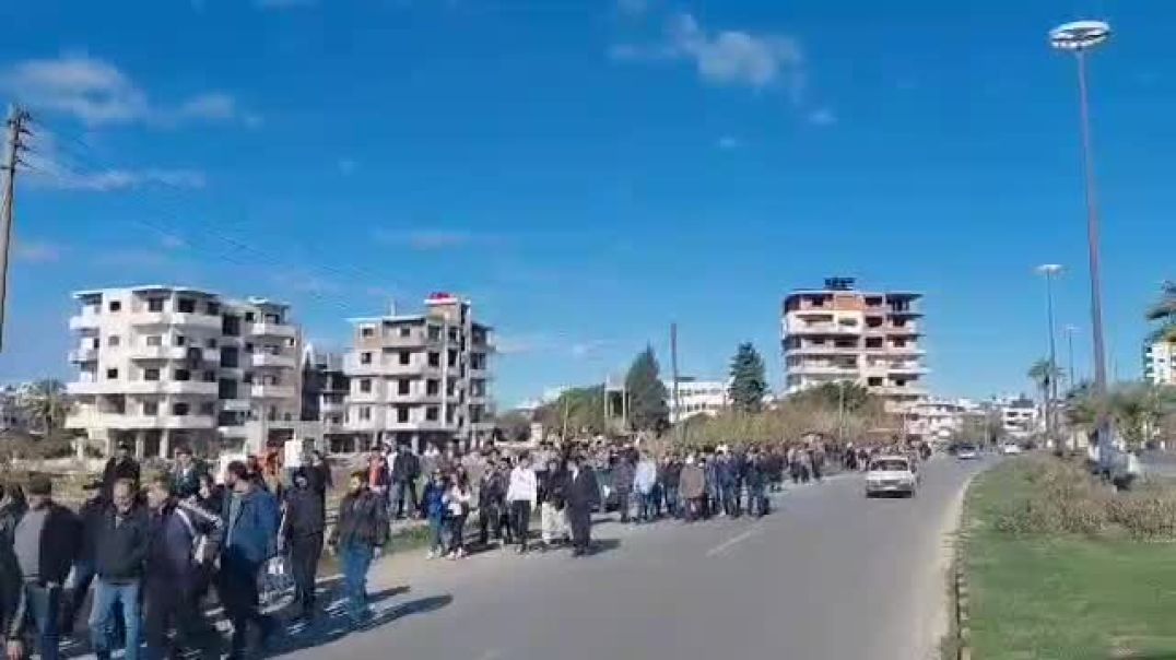 احتجاجات واسعة في الساحل والداخل السوري ضد سياسات الحكومة الانتقالية