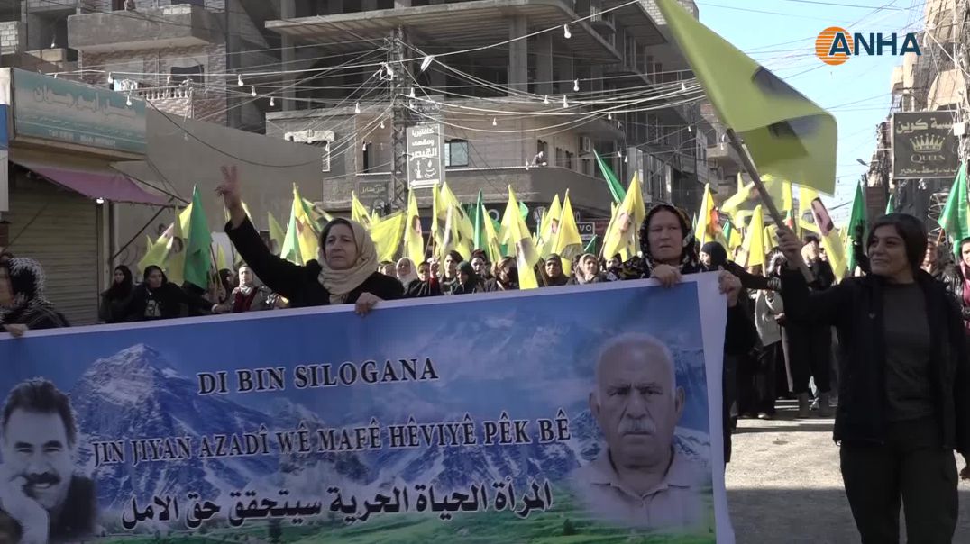 نساء يؤكدن خلال مسيرة مطالبة بحرية القائد: نداء السلام يرسم ملامح المرحلة المقبلة