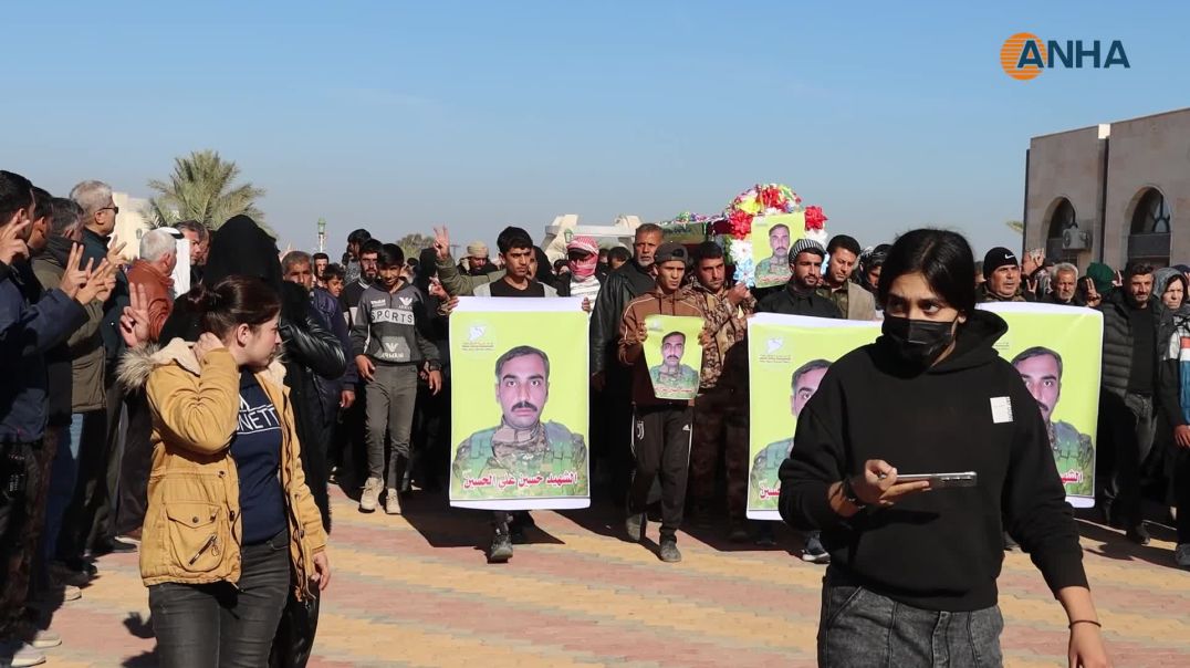 تشييع جثمان مقاتل قسد في مقاطعة الرقة