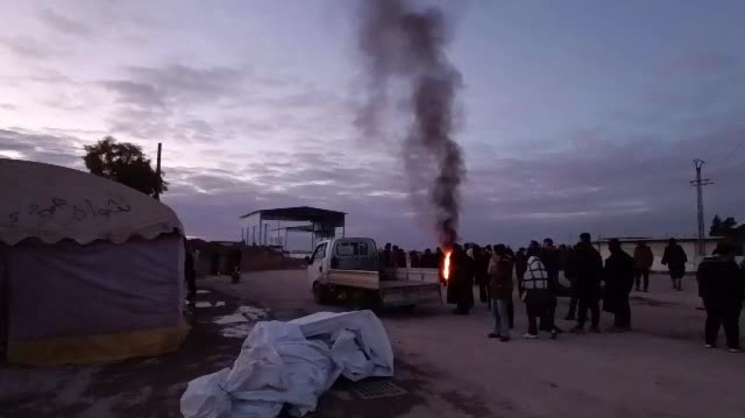 بعد منعهم من المرور.. المتوجهون إلى مدينة حلب يخيمون عند معبر دير حافر