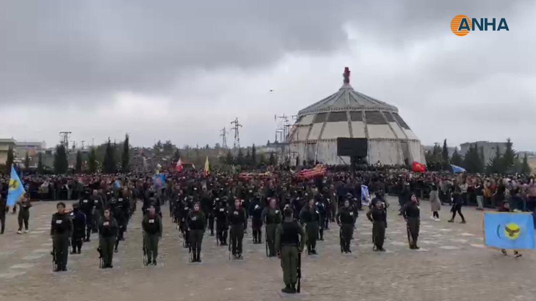 عشرات الآلاف يشيّعون جثامين الشهداء زياد وبروسك ومالك في كوباني